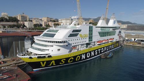 La nave di Vasco Rossi pronta a partire 2