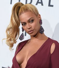 Beyoncé Knowles, seno in vista e scollo mozzafiato a New York 27