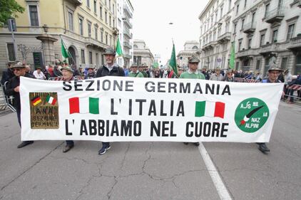A Milano sfilano gli Alpini: 500mila penne nere invadono il centro 15