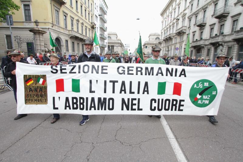 A Milano sfilano gli Alpini: 500mila penne nere invadono il centro 15