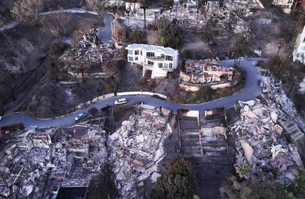 Le impressionanti immagini dall'alto della devastazione di Los Angeles 8