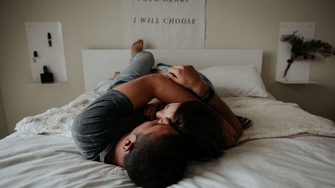 La Francia si divide: "Normale fare sesso con lei mentre dorme?"