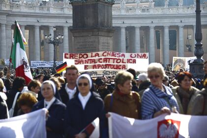 I fedeli abbracciano il Papa 19