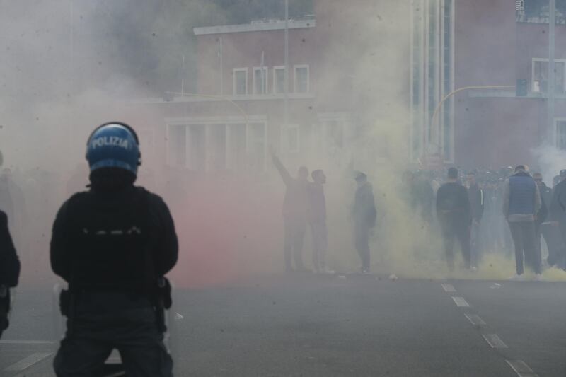 Scontri tra tifosi prima del derby Lazio-Roma: le immagini 3