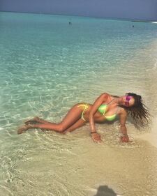 Le foto sexy di Valentina Allegri: "Partenza per Barcellona" 18