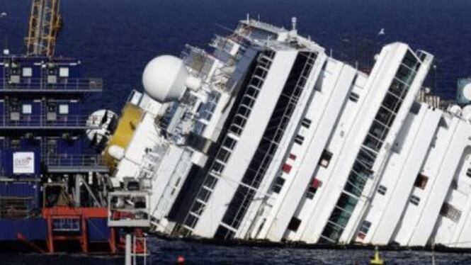 Multa di 5 mila euro a Schettino: deturpò il Giglio col naufragio della Concordia