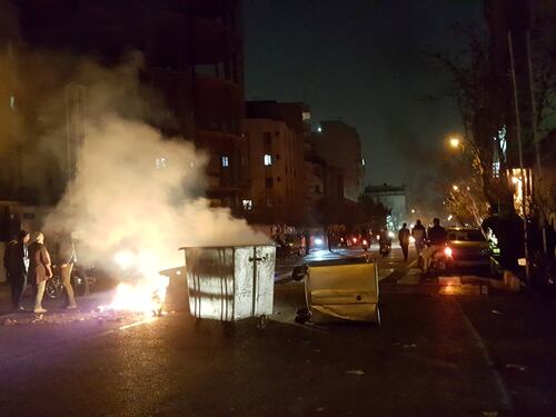 Iran, proteste contro il governo. Spari sulla folla: "Almeno sei morti"