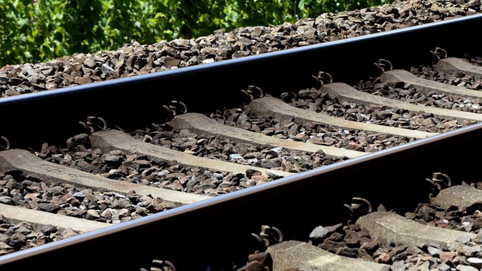 Sardegna, attraversa i binari e viene travolto dal treno