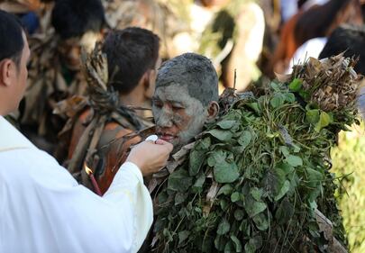 Cristiani immersi nel fango per un buon raccolto 8