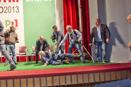 Cpitombolo del segretario Epifani sul palco di Avellino 7