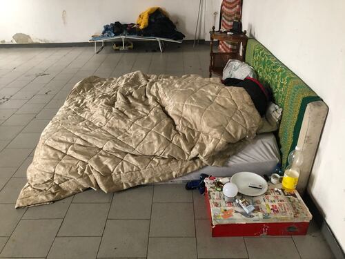 L'ex scuola trasformata in un "hotel" abusivo