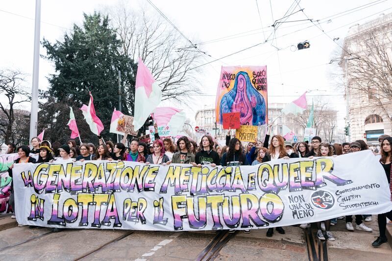 "Generazione meticcia e queer". A Milano sfila il corteo "transfemminista" 27