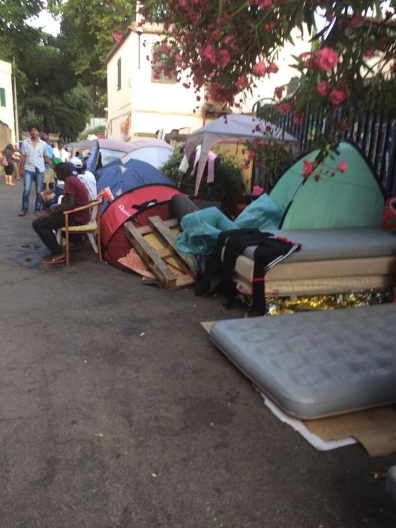 I migranti del Baobab e il degrado di via Cupa 16