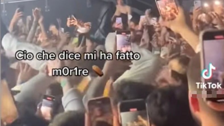 Blanco si lancia sulla folla che non lo prende: "Sono un sacco di m..."