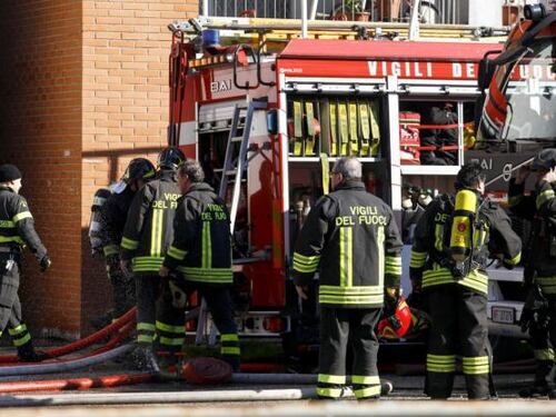 Arrivano per spegnere il rogo: vigili del fuoco presi a sassate