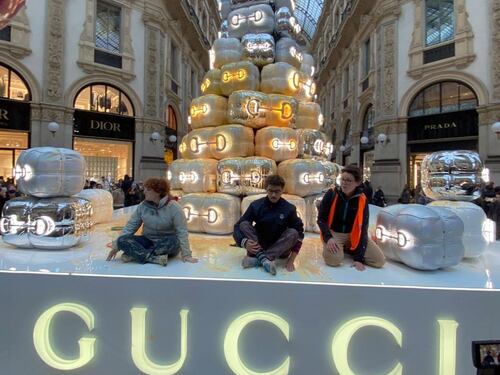 Ecovandali di Ultima generazione imbrattano l’albero di Gucci