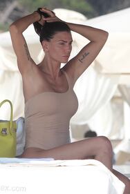 Claudia Galanti e i figli in spiaggia a Marina Di Pietrasanta 3