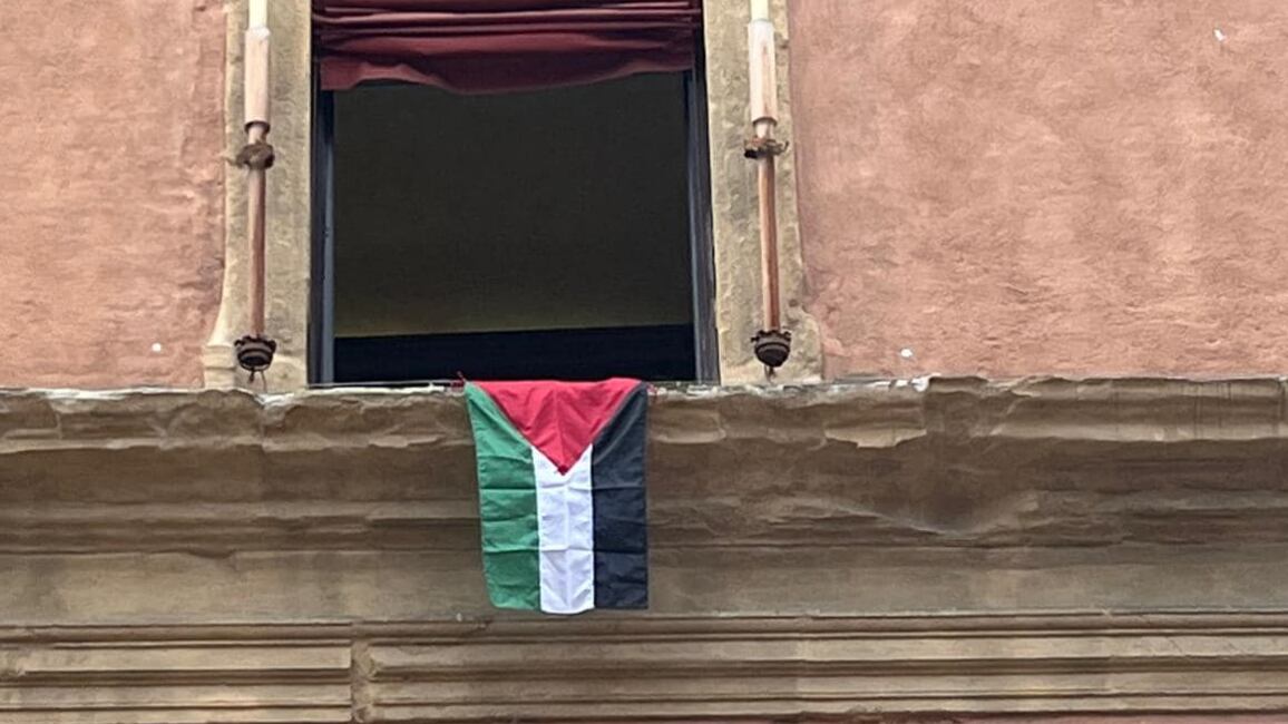 Bandiera palestinese sul Comune: bufera sulla sinistra a Bologna