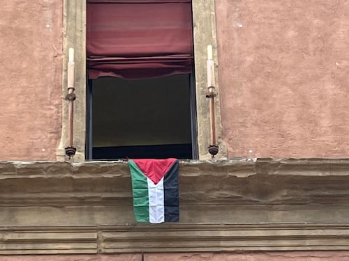 Bandiera palestinese sul Comune: bufera sulla sinistra a Bologna