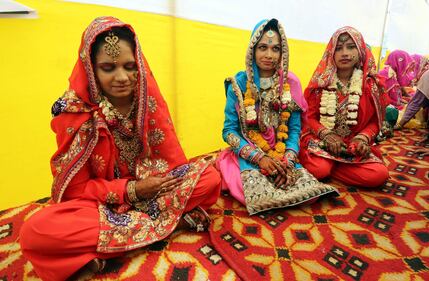 In novanta si sposano in un matrimonio di massa in India 7