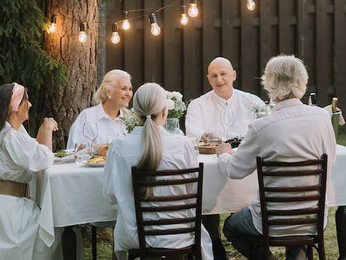 Aperitivi estivi leggeri: idee in cucina per i senior