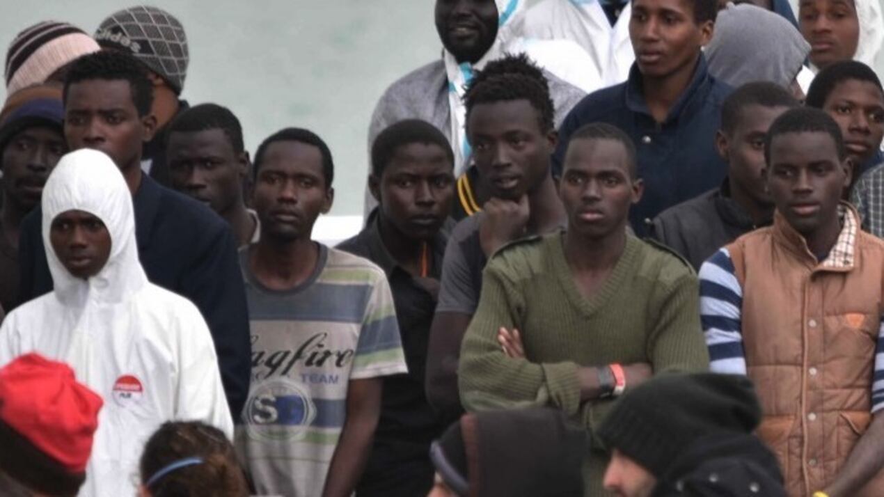 Il sindaco Pd chiude la strada: "Non vogliamo più migranti"
