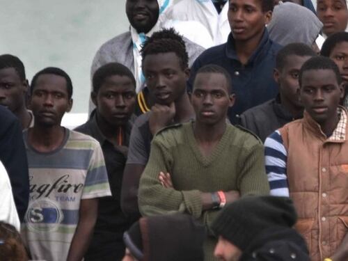 Il sindaco Pd chiude la strada: "Non vogliamo più migranti"