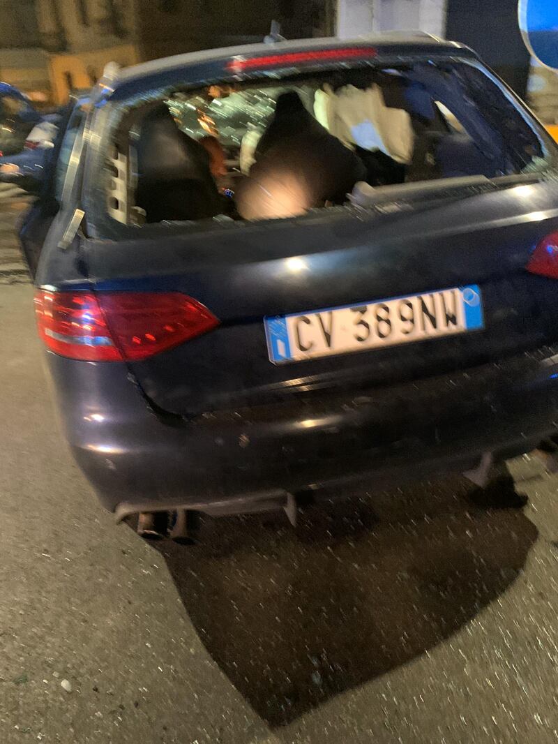 Poliziotto ucciso a Napoli, l'auto distrutta e i soccorsi 7