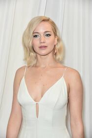 Jennifer Lawrence senza reggiseno alla première di Joy 9