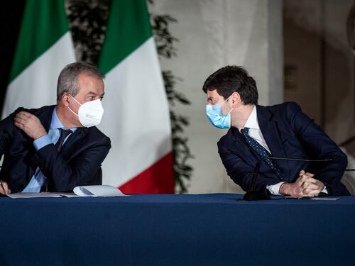 "Lockdown per i No Vax? In Italia non si può fare". Terza dose agli under 60