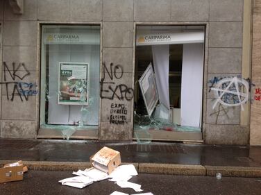 La distruzione dopo la prima carica dei Black Bloc 12