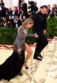 Met Gala 18: Rihanna con la mitra e Madonna con la veletta 8