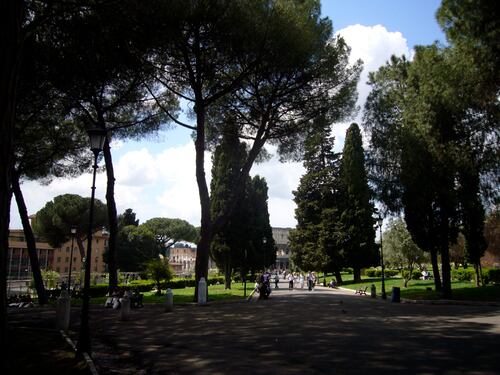 "Colle Oppio bonificato ieri ma oggi ci sono già i panni stesi"