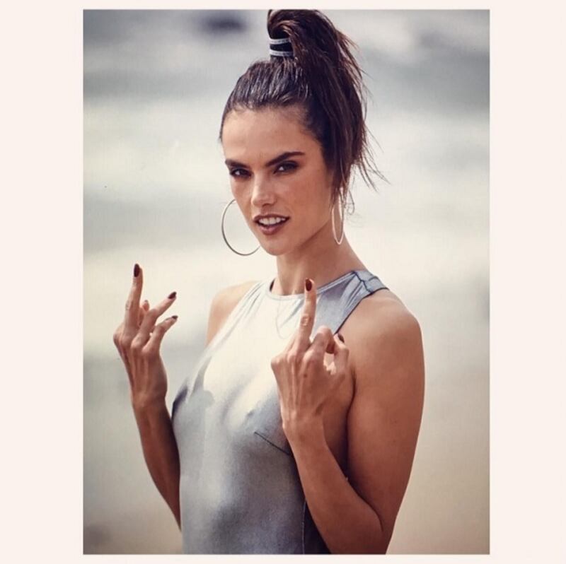 Alessandra Ambrosio, scatti bollenti a Malibu su Instagram: foto 9