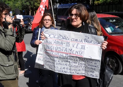 Sit-in a Palermo: slogan e striscioni a favore della prof sospesa 1