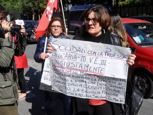 Sit-in a Palermo: slogan e striscioni a favore della prof sospesa