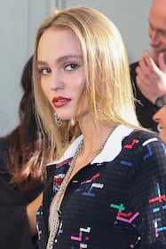 Lily-Rose Depp, topless bollente per la tintarella 9