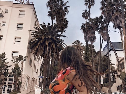Ludovica Valli in costume lascia i fan senza parole