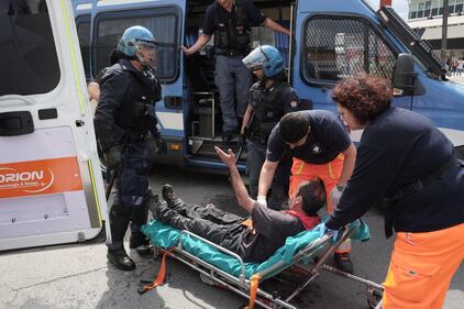 Massa, scontri e feriti al comizio di Salvini 18