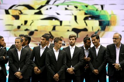 Iran in partenza per i Mondiali. I giocatori baciano il Corano 6