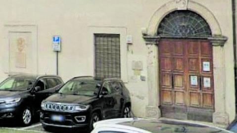 Difendeva una ragazza, 16enne accoltellato davanti al liceo