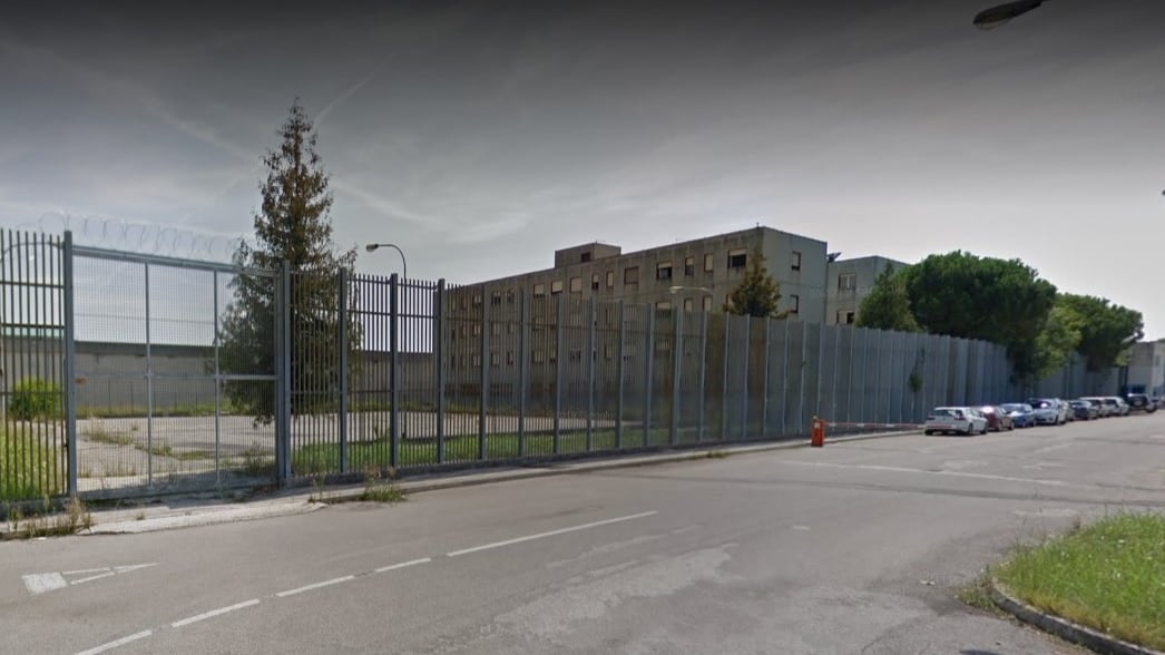 Detenuto maliano si scaglia con calci e pugni contro gli agenti