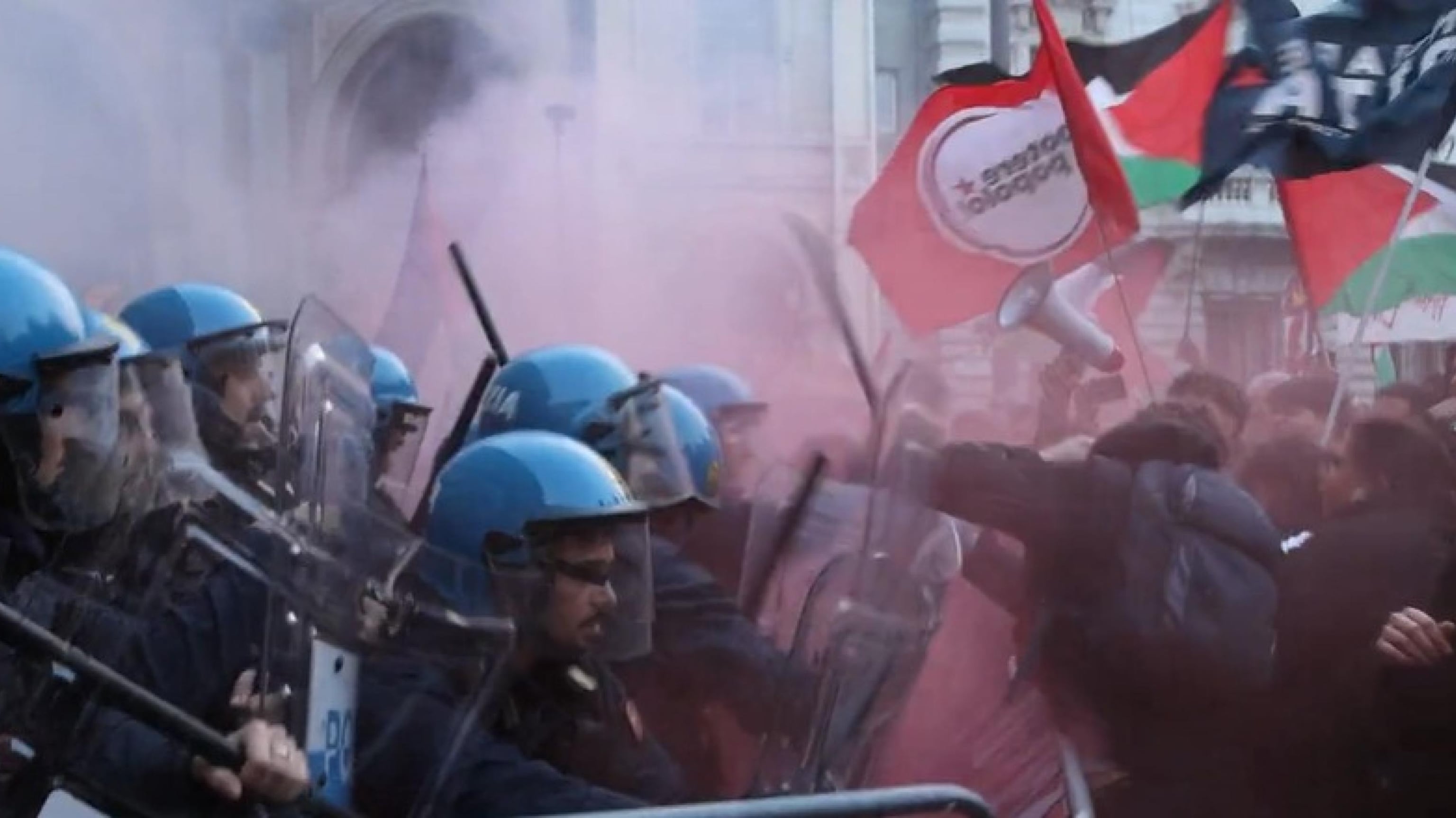"Ribellarsi è giusto. Buon 1312 (Acab)". Così i collettivi inneggiano allo scontro con gli agenti