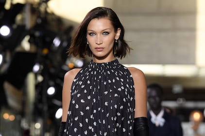 Bella Hadid sexy in passerella, foto 7