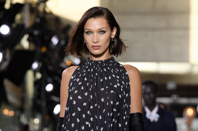 Bella Hadid sexy in passerella, foto 7