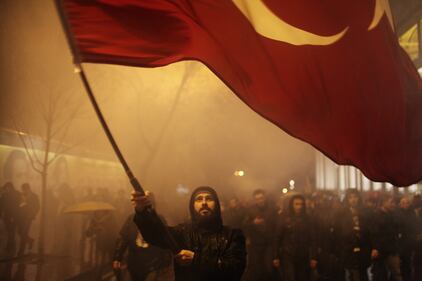 Istanbul, migliaia di tifosi in marcia contro il terrorismo 13