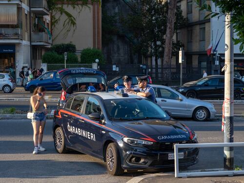 Madre lancia il passeggino contro un furgone in corsa, ferita bimba di due anni