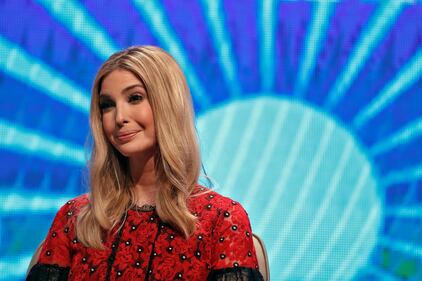 Ivanka Trump elegante in rosso: i bimbi giocano con la gonna 8
