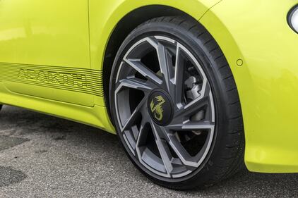 Abarth 500e 11