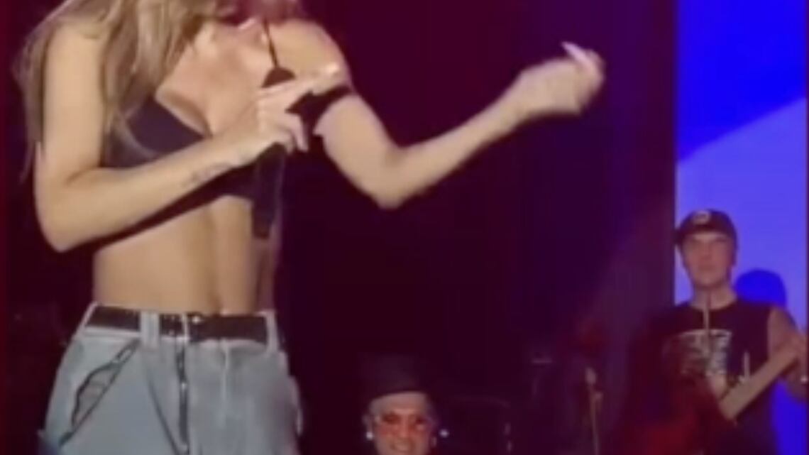 Il dolore al braccio e la corsa nel backstage. Ecco perché Anna Tatangelo ha abbandonato il palco